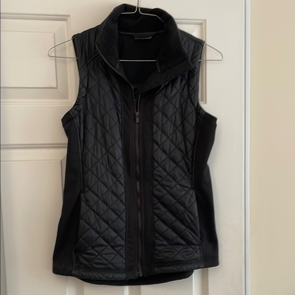 Black Athleta Rock Springs quilted vest size small
